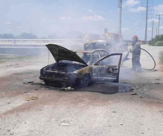 Arde un vehículo; sufre conductor heridas leves Arde un vehículo; sufre conductor heridas leves