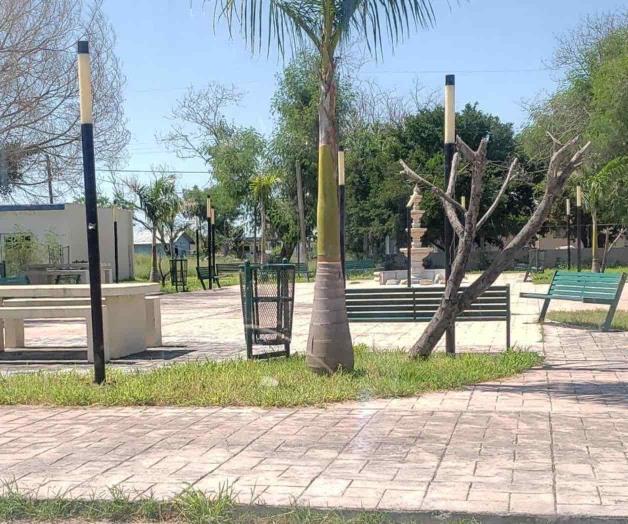 Lucen solas las plazas Lucen solas las plazas