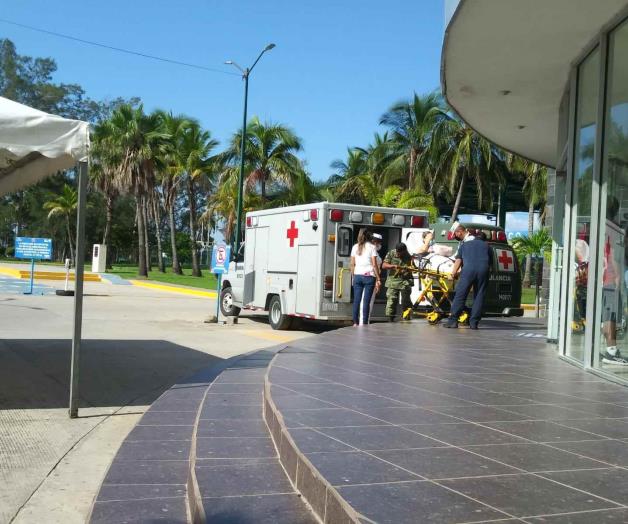 Desmaya una mujer antes de vacunarse Desmaya una mujer antes de vacunarse
