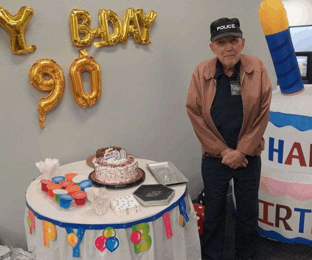Lo festejan por su cumpleaños 90 Lo festejan por su cumpleaños 90