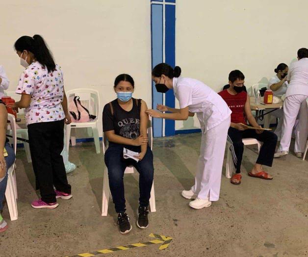 Inicia vacunación de 18 a 39 años; esperan bajo largas filas Inicia vacunación de 18 a 39 años; esperan bajo largas filas