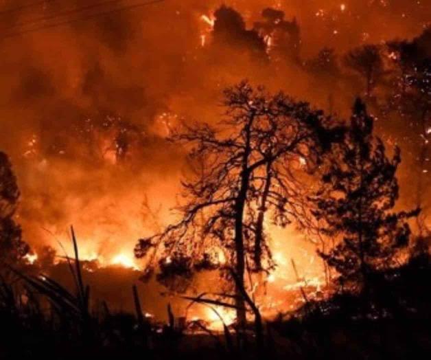 Incendio amenaza varias áreas al norte de Atenas Incendio amenaza varias áreas al norte de Atenas