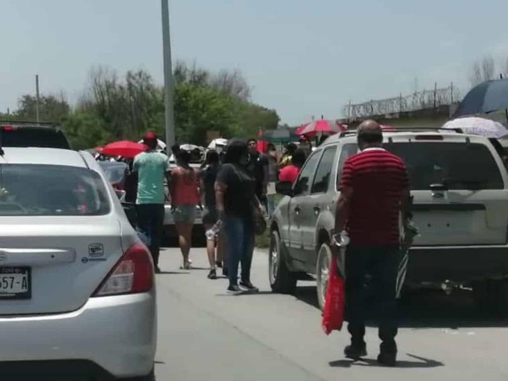 Se entrelazan filas para vacunarse Se entrelazan filas para vacunarse