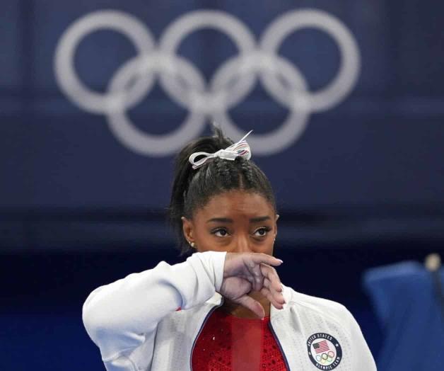 Biles se retira de final de equipos por ataque de ansiedad Biles se retira de final de equipos por ataque de ansiedad