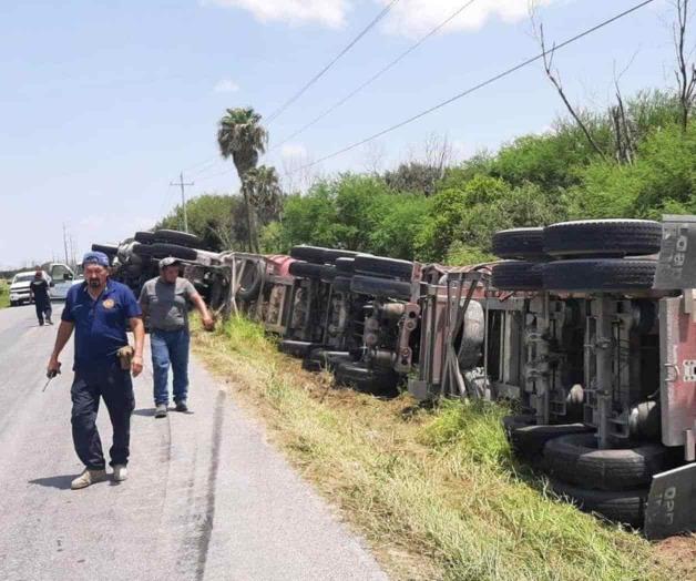 Vuelca doble remolque en brecha 124 Vuelca doble remolque en brecha 124