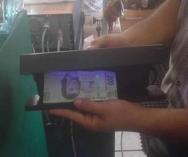 Vacacionan con billetes falsos