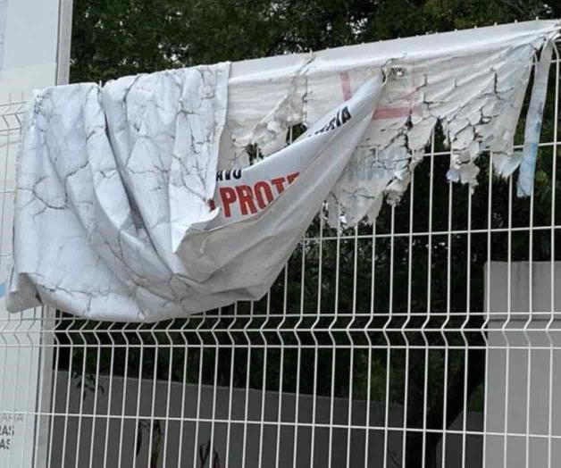 Destruye tiempo mantas de protesta contra Salud Destruye tiempo mantas de protesta contra Salud