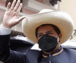 Profesor de origen campesino jura como presidente de Perú