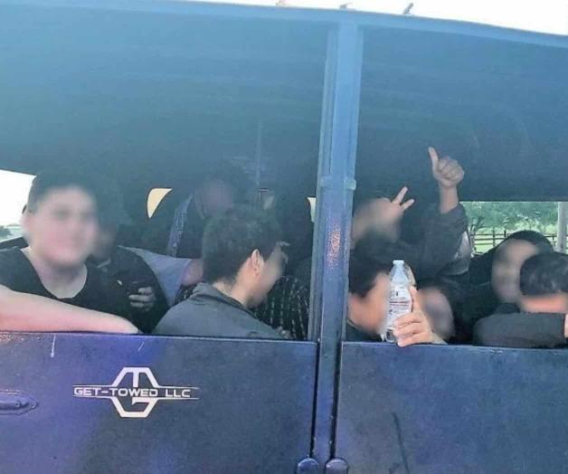 Trafican inmigrantes en remolque para ganado