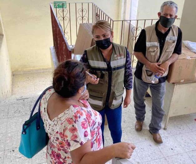 Entregan tarjetas de becas a estudiantes