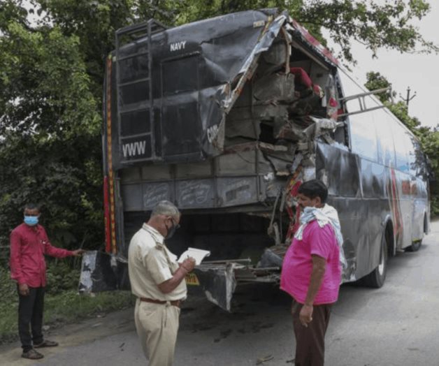 India: 18 muertos y 24 heridos al chocar camión con autobús India: 18 muertos y 24 heridos al chocar camión con autobús