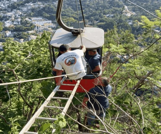 Se revienta cable de teleférico en Taxco; quedan varados 9 turistas