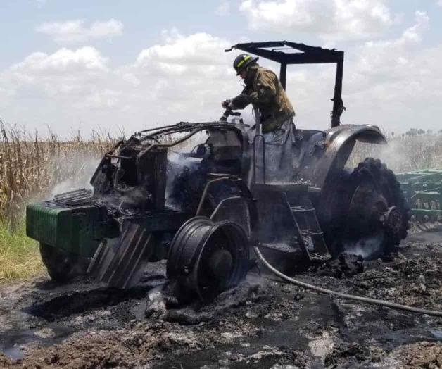 Arde tractor en la zona rural Arde tractor en la zona rural