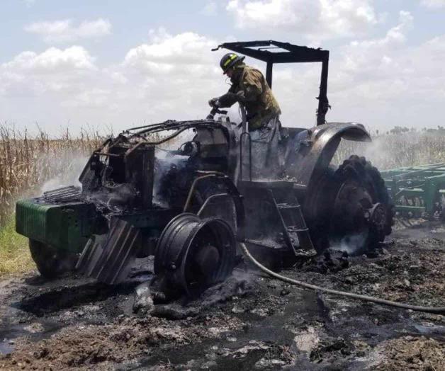 Arde tractor en la zona rural Arde tractor en la zona rural