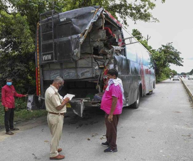 Mueren 18 al chocar camión con autobús Mueren 18 al chocar camión con autobús