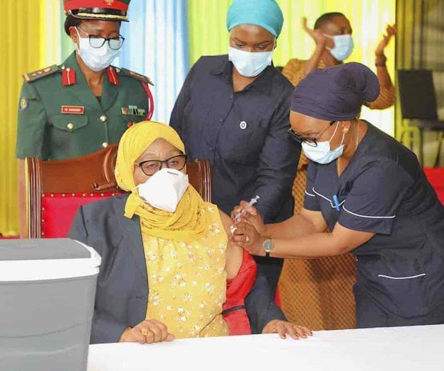 Presidenta tanzana se vacuna vs Covid-19