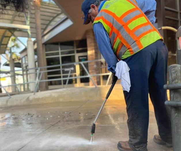 Limpian calles a presión y eliminan goma de mascar Limpian calles a presión y eliminan goma de mascar