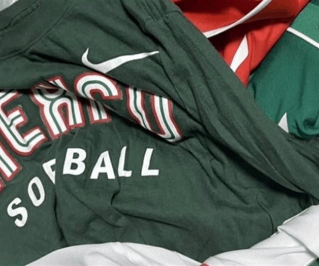 Tiran softbolistas uniformes mexicanos en Tokio