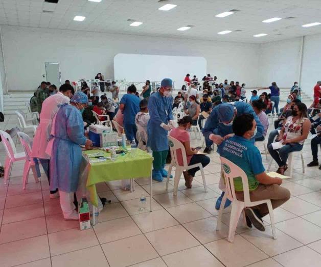 Vacunan día y noche a jóvenes