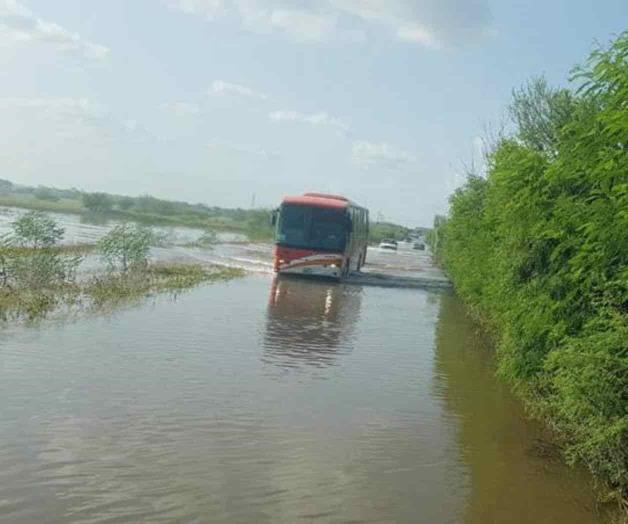 Carretera continúa anegada Carretera continúa anegada