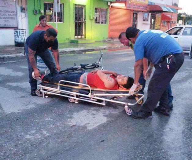 Choca ciclista contra auto Choca ciclista contra auto