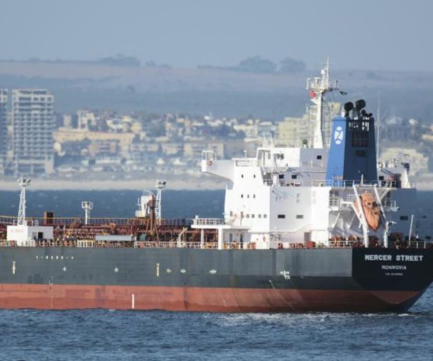 Atacan buque de millonario israelí frente a Omán; 2 muertos