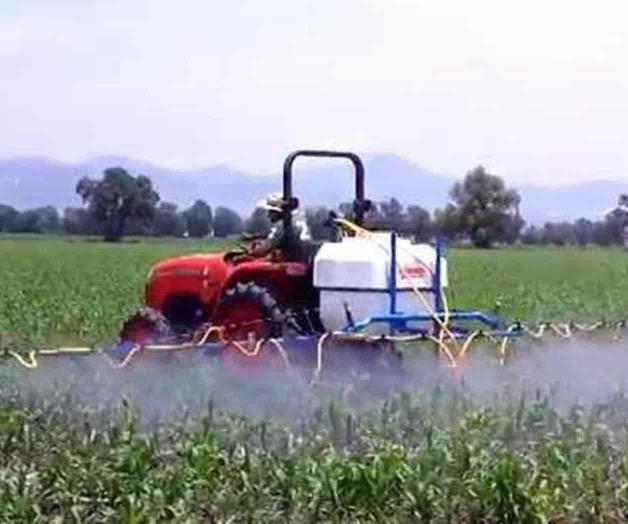 Asesoran a campesinos en el uso de aspersores Asesoran a campesinos en el uso de aspersores