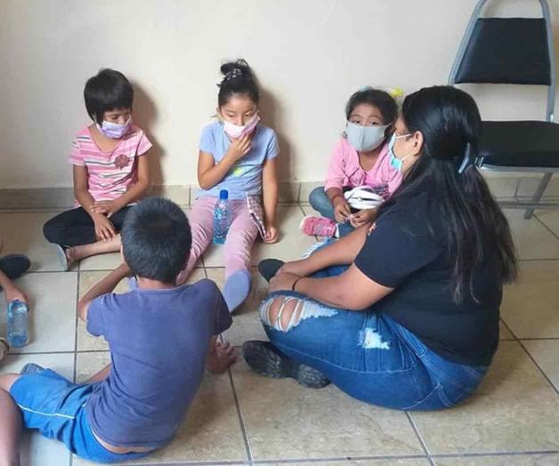 Cuida mujer a niños para que madres se vacunen Cuida mujer a niños para que madres se vacunen