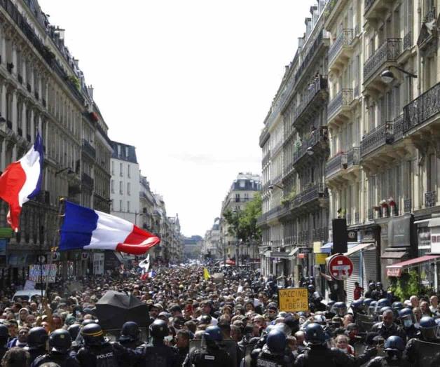 Policías chocan con manifestantes antivacunas en París