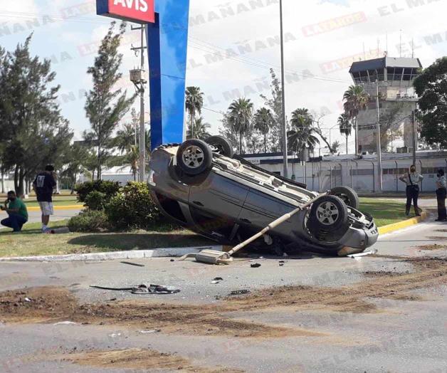 Choque y volcadura deja dos lesionados frente al aeropuerto