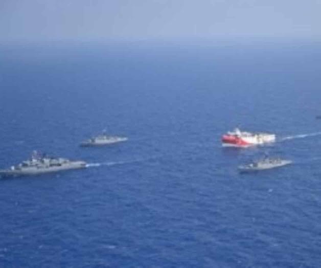 Rescatan a 450 migrantes en atribulado buque en Mediterráneo