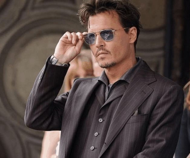 Sale victorioso de la corte