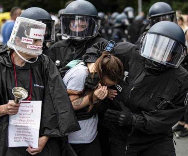 Cientos protestan en Alemania por medidas de COVID-19 Cientos protestan en Alemania por medidas de COVID-19