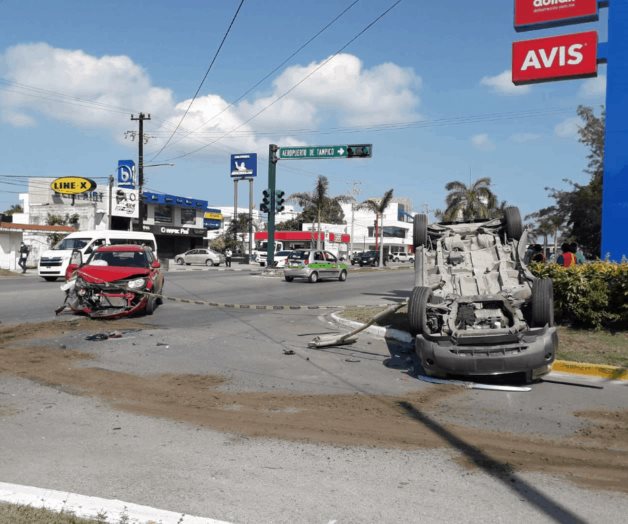 Deja dos lesionados choque con volcadura