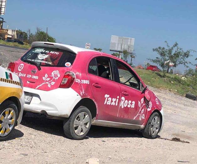 Mujer taxista sufre cerrón y volcadura Mujer taxista sufre cerrón y volcadura