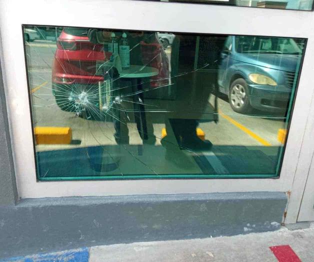 Iracundo cliente ataca a pedradas a Banregio Iracundo cliente ataca a pedradas a Banregio