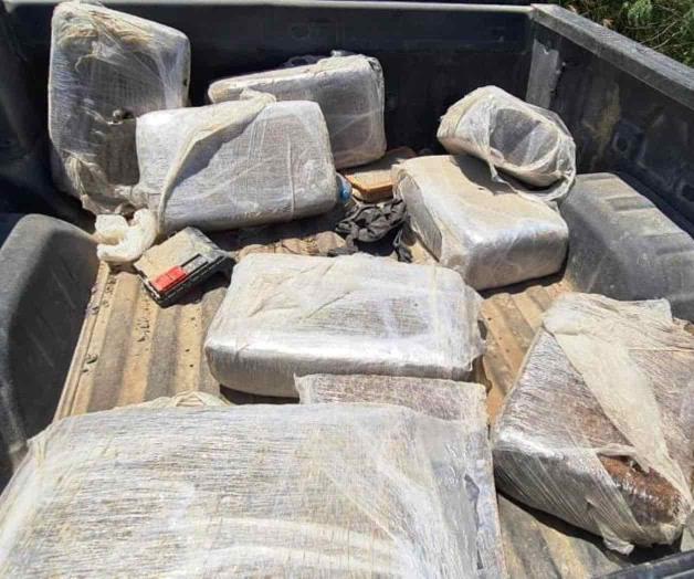 Aseguran camioneta con arma y droga Aseguran camioneta con arma y droga