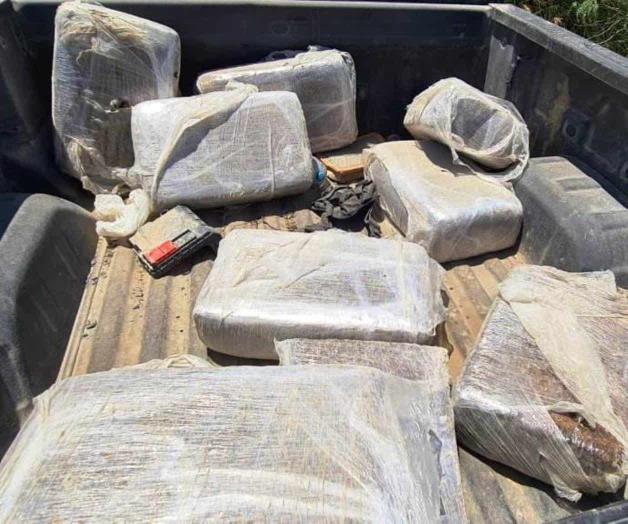 Aseguran camioneta fue abandonada con marihuana y un arma larga