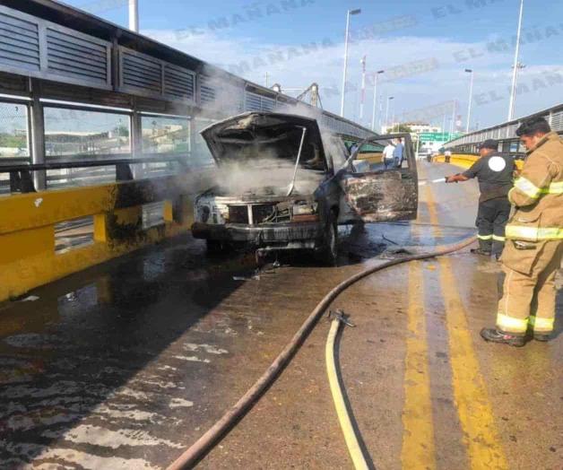 Se incendia pick up en el puente internacional de Miguel Alemán