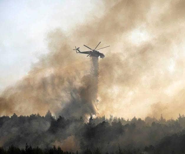 Grecia evacúa isla mientras bomberos combaten incendios