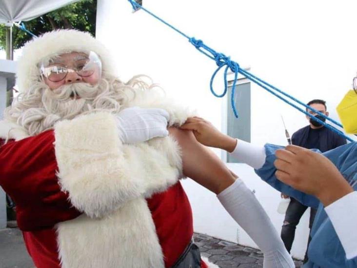 Santa Claus también se vacuna en Puebla Santa Claus también se vacuna en Puebla