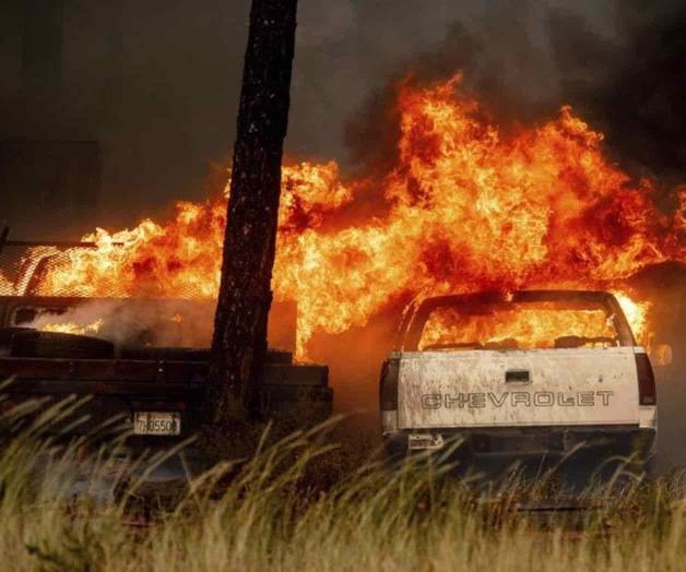 El fuego rodea un poblado del norte de California