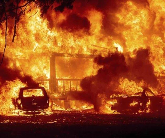 Incendio arrasa población en el norte de California