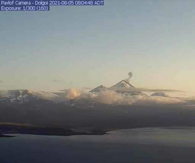 Tres volcanes de Alaska en erupción expulsan lava o ceniza