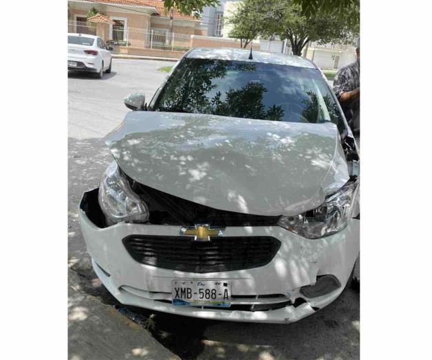 Mujer protagoniza choque y escapa