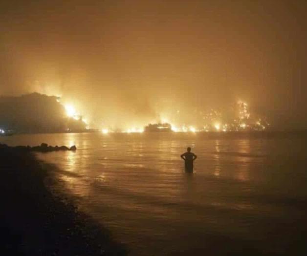 Incendios descontrolados en Grecia obligan a evacuar a miles