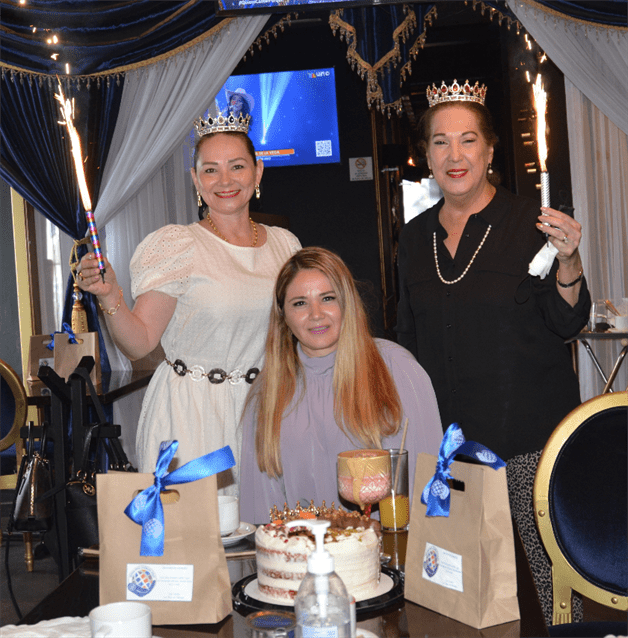 Festejan a cumpleañeras 