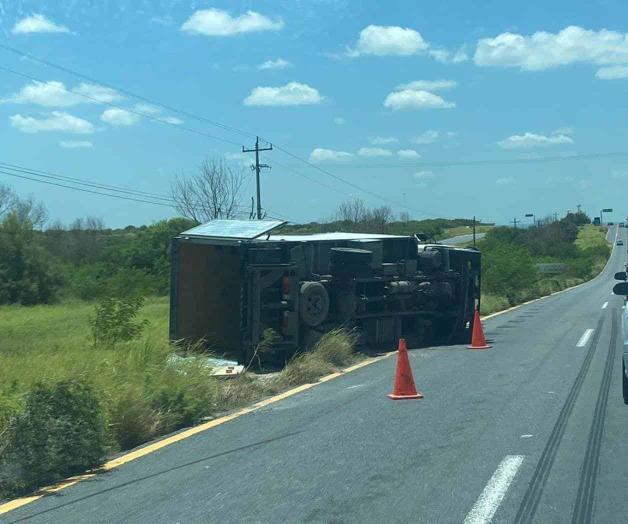 Vuelca camión... chofer sobrevive