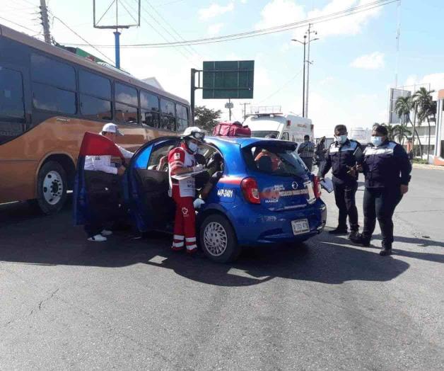 Choca taxi, tres heridos Choca taxi, tres heridos