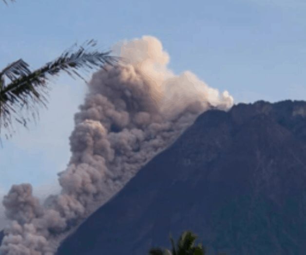 El volcán Merapi de Indonesia expulsa lava y ceniza